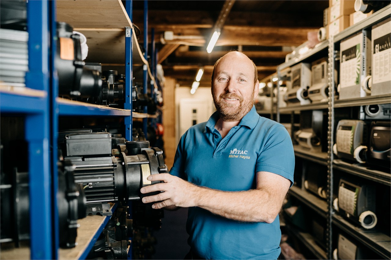 Michel Hayoz kann das Ersatzteil direkt im eigenen Ersatzteillager holen. Diese sind nach Modell im Lager strukturiert abgelegt und einfach zu finden.