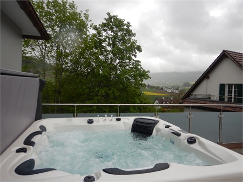 Whirlpool Modell 1302 Sky Deluxe auf Terrasse