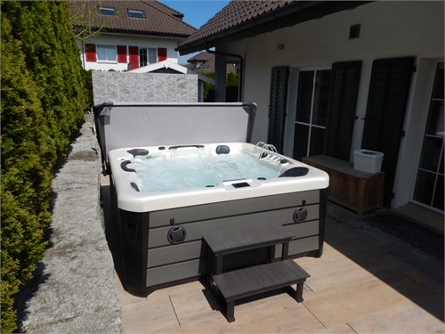 Whirlpool Modell 1302 Sky Deluxe auf Terrasse