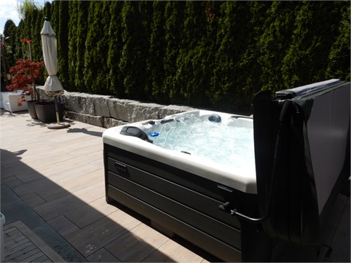 Whirlpool Modell 1302 Sky Deluxe auf Terrasse