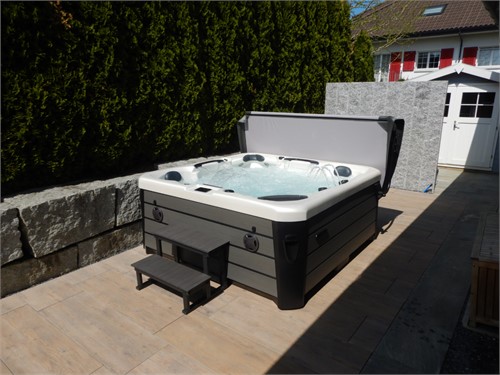 Whirlpool Modell 1302 Sky Deluxe auf Terrasse