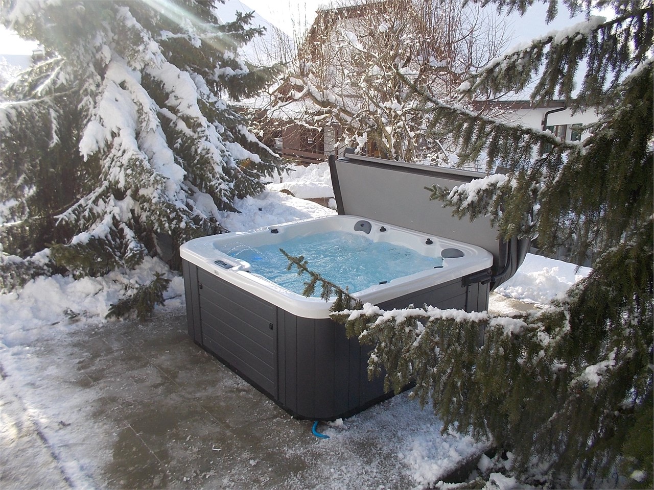 Whirlpool im Schnee: Nebst der Wärmepumpe arbeitet in den kalten Tagen des Jahres auch die eingebaute Standardheizung.