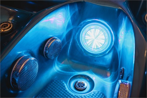 Detailansicht des Whirlpools Sky 1300 Promo mit Massagedüsen und blauer Beleuchtung.