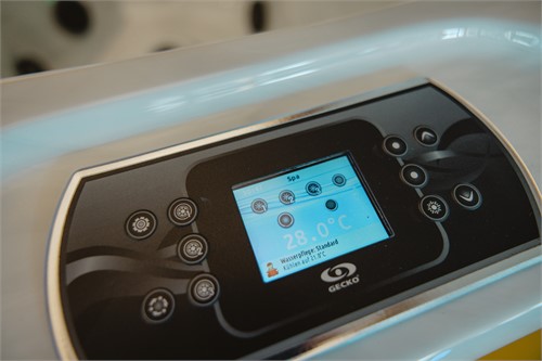 Bedienfeld mit Display am Whirlpool Sky 2.0 Single