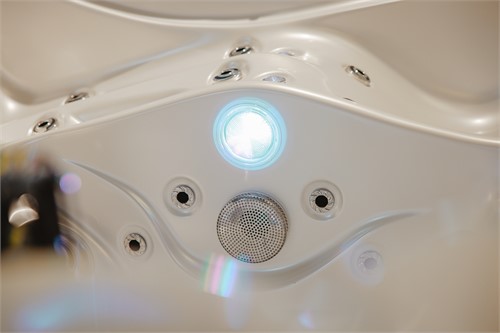 Blau beleuchtetes Detail und Massagedüsen im Whirlpool Sky 2.0 Single