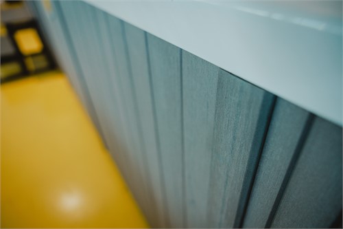 Detailansicht der grauen Seitenverkleidung des Whirlpools Swiss Dome.